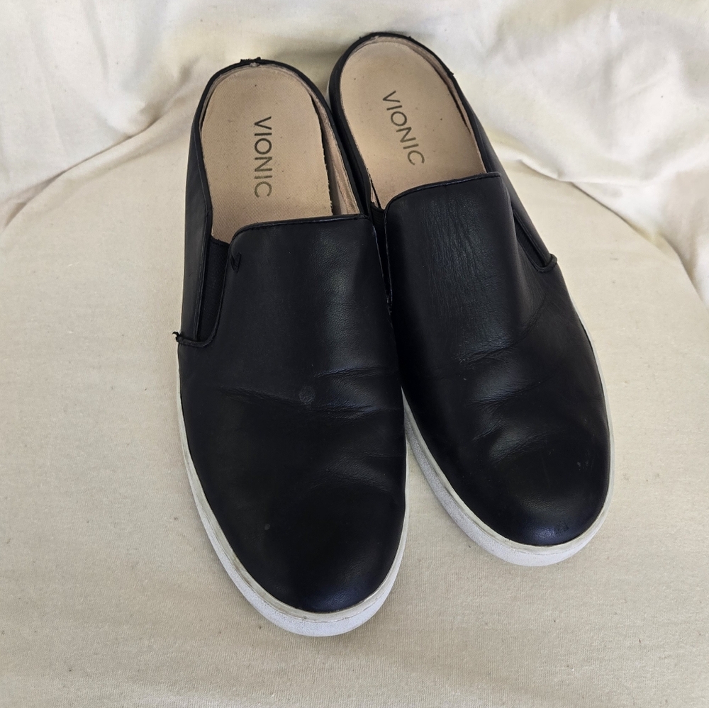 VIONIC Dakota slip on sneakers Size 8